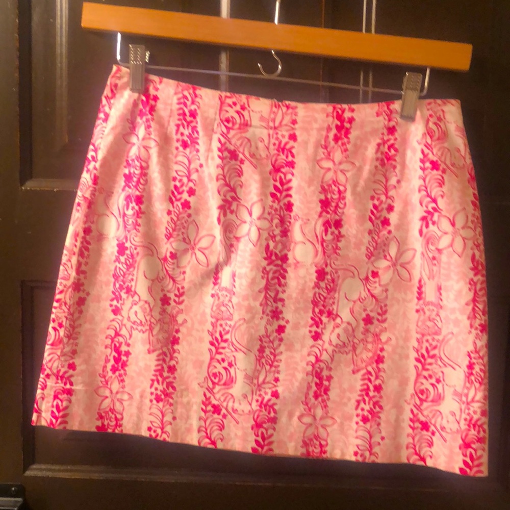 Lilly Pulitzer skirt. Size 6. Machine wash cold. 97% cotton 3% spandex lining.